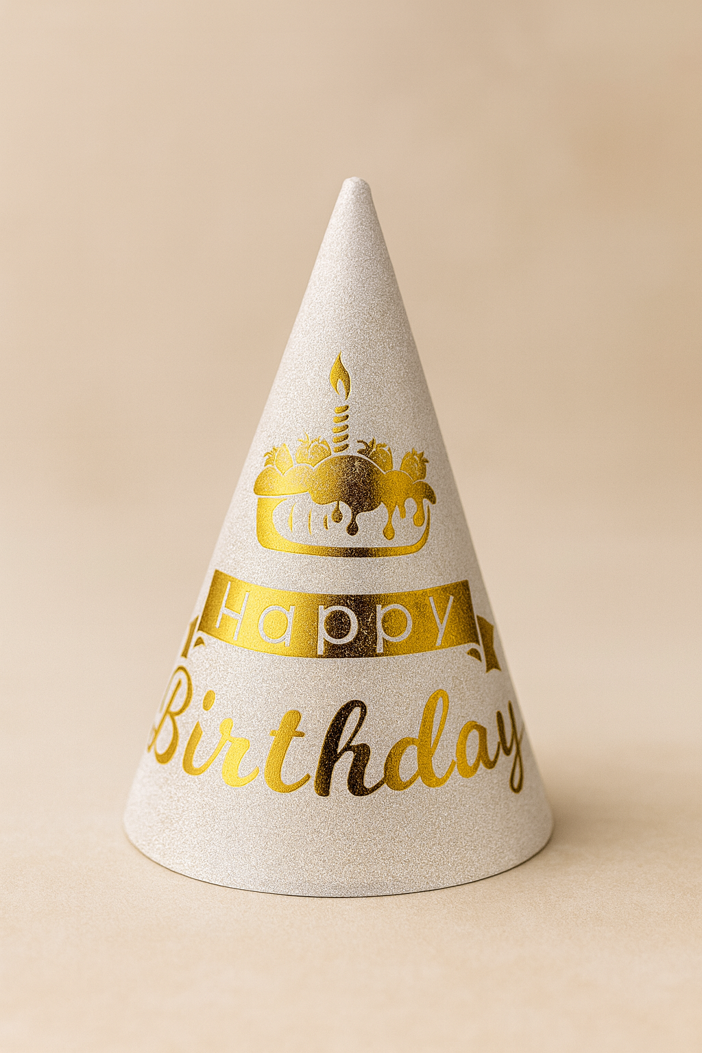 Czapeczka Urodzinowa w Srebrnym Brokacie z Złotym Napisem „Happy Birthday”