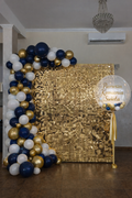 Złota ścianka cekinowa z girlandą balonową i balonem Bubble – Komunia / Chrzest