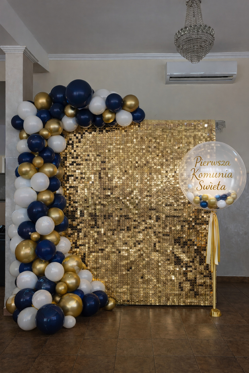 Złota ścianka cekinowa z girlandą balonową i balonem Bubble – Komunia / Chrzest